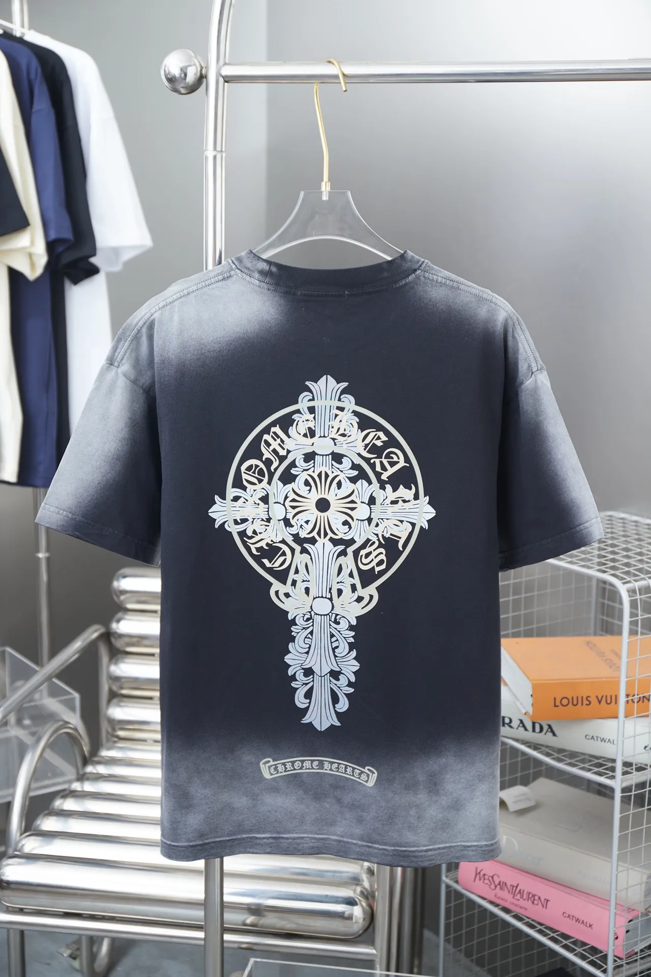 🅿️210 Chrome Hearte CH 25SS early spring new style Cross printed short sleeves Light luxury A must-have item for daily commuting for men and women Correct version Welcome to compare Detailed features · 280g 100% pure cotton double yarn jersey fabric · Special thickened 32 pieces of double-strand 1X1 thread in the same vat · Digital direct injection Chrome Heart cross pattern printing. Ready-made garments are dyed and then faded and fried with snowflakes. Then wash to make it look old. General washing improves the effect · Double-needle stitching across seams · Original main mark, washed tag, branded moisture-proof paper packaging Color: black/green/blue Size: S/M/L/XL